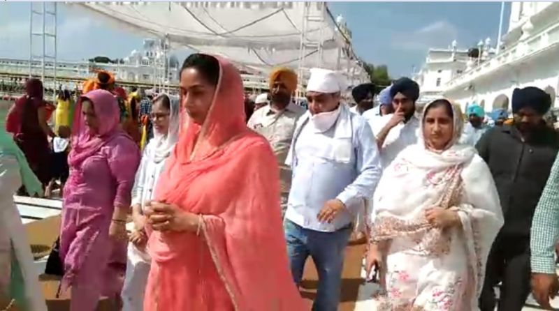 Badal family arrives at Sachkhand Sri Harmandir Sahib to pay obeisance