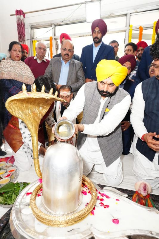 On the occasion of Maha Shivaratri, CM Punjab, Bhagwant Mann, visited shri Devi Talab Mandir Jalandhar On the occasion of Maha Shivaratri, CM Punjab, Bhagwant Mann, visited shri Devi Talab Mandir Jalandhar