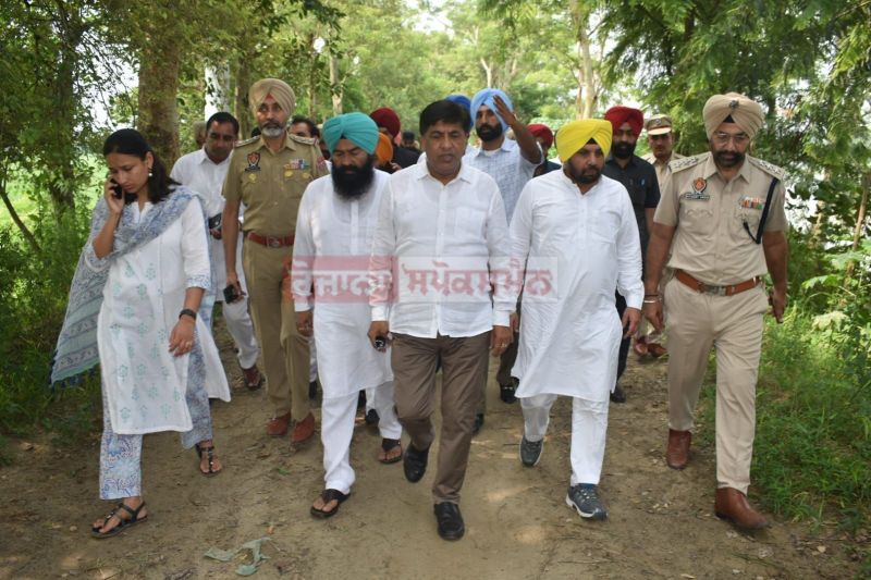 Cabinet Ministers in Flood Affected Area