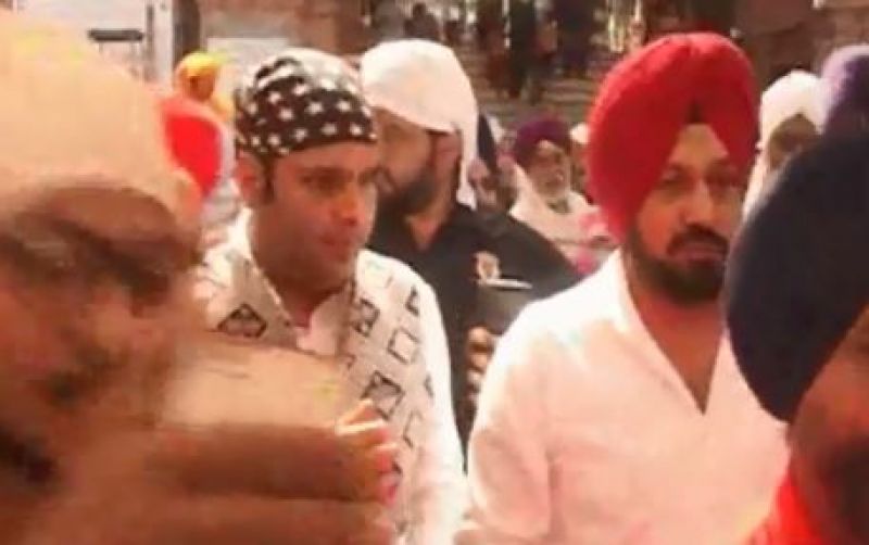 Kapil Sharma and Gurpreet Ghuggi at Sri Harimandar Sahib