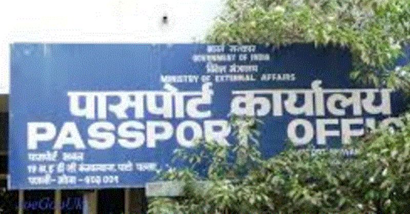  At passport office Gujarat, Sikh person take down his turban and take photo