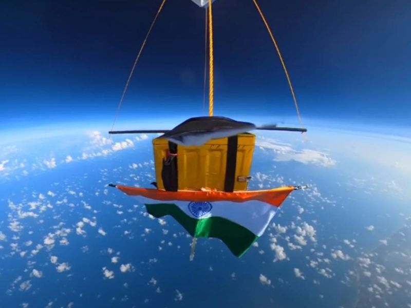 Tricolor hoisted in space at a height of 30 km from the earth