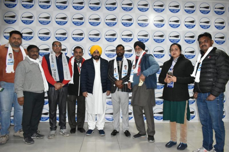 Congress leader H.S. Hanspal, Akali leader Babbi Badal and employees’ leader Sehgal join AAP