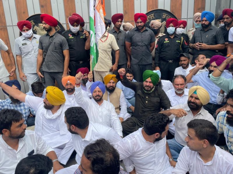 Navjot Sidhu and MLAs stage a dharna outside the Governor House