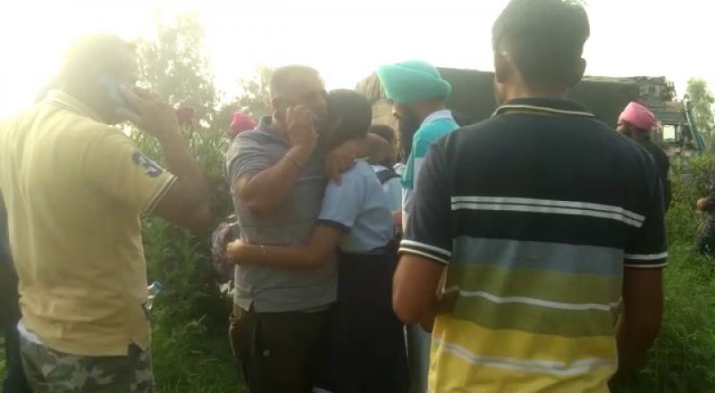 A truck hit a school bus in Dasuha, 1 student diedA truck hit a school bus in Dasuha, 1 student died