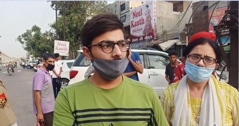 Young man confused with police over car parkingYoung man confused with police over car parking