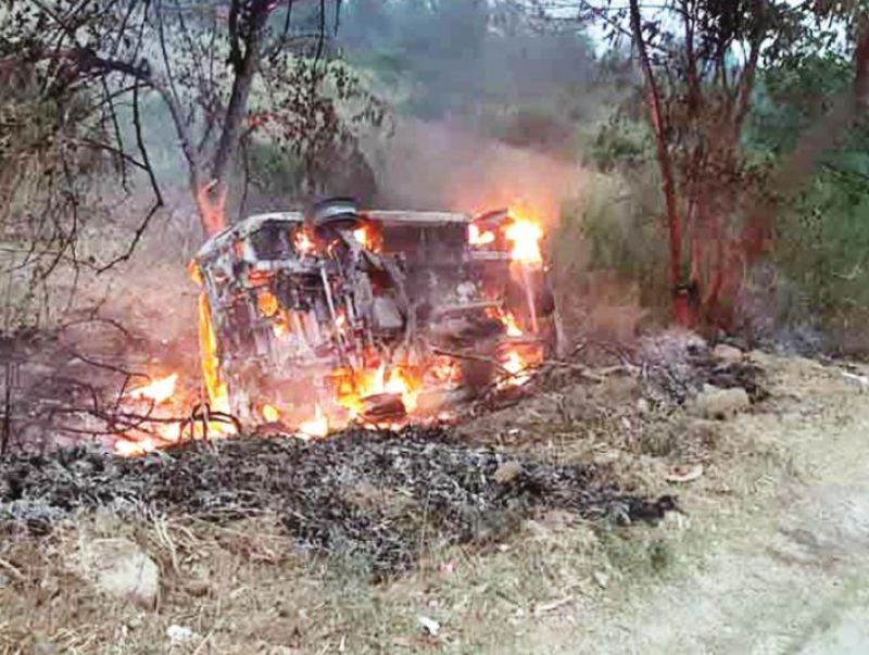 Car fire, 8 people escaped with a mirror broken