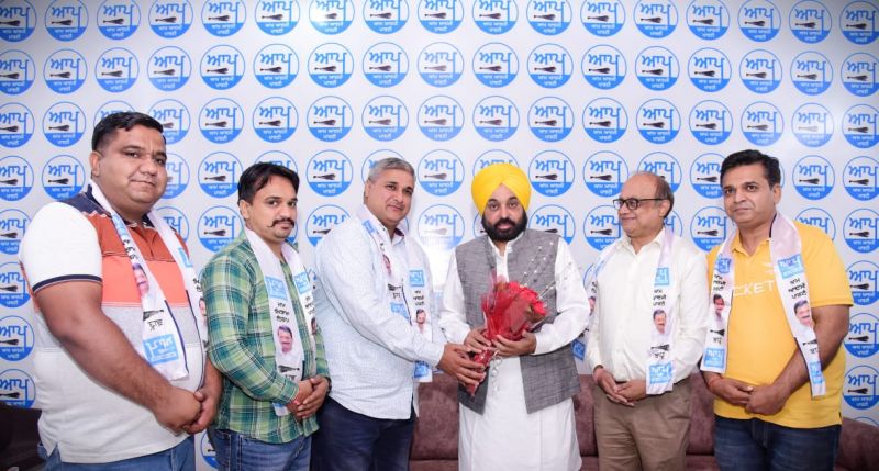 Before the by-elections, BJP state and district level leaders joined AAP Before the by-elections, BJP state and district level leaders joined AAP