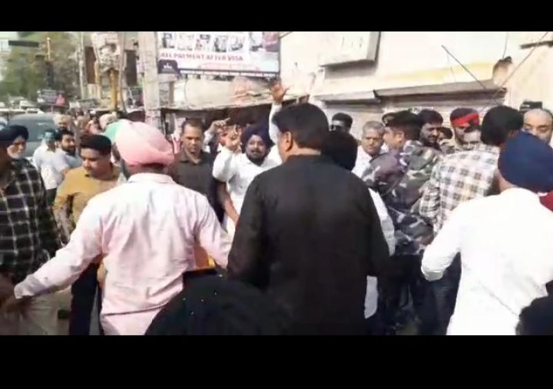 Farmers and Congress Workers oppose Harsimrat Kaur Badal