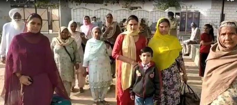 A large number of women Going to Delhi