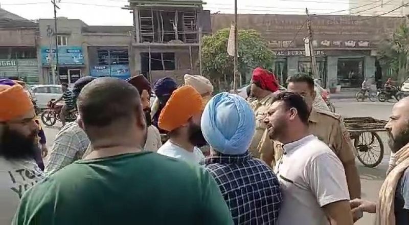 Major incident in Amritsar, 1 shot dead in front of police