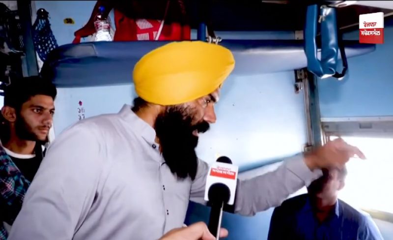 Farmers stop train in Sirhind Farmers stop train in Sirhind