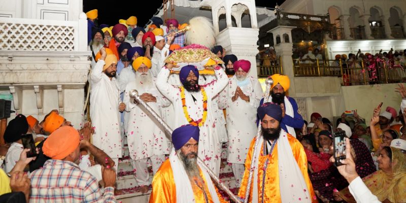 Punjab CM, deputy CMs alongwith Sidhu visit Darbar Sahib