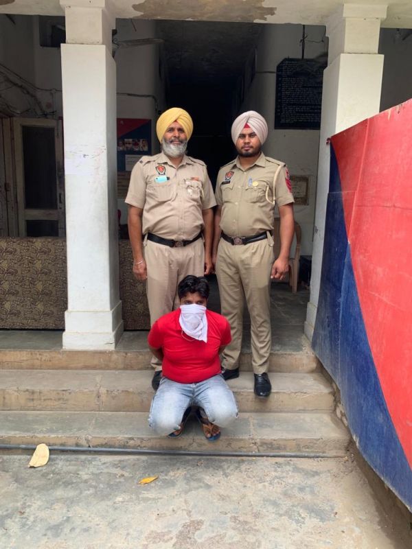 6 arrests including over 8 lakh drug money and narcotics 6 arrests including over 8 lakh drug money and narcotics