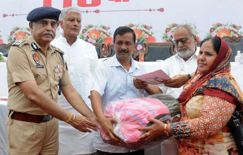 Congress leaders, AAP chief share stage in Jalandhar