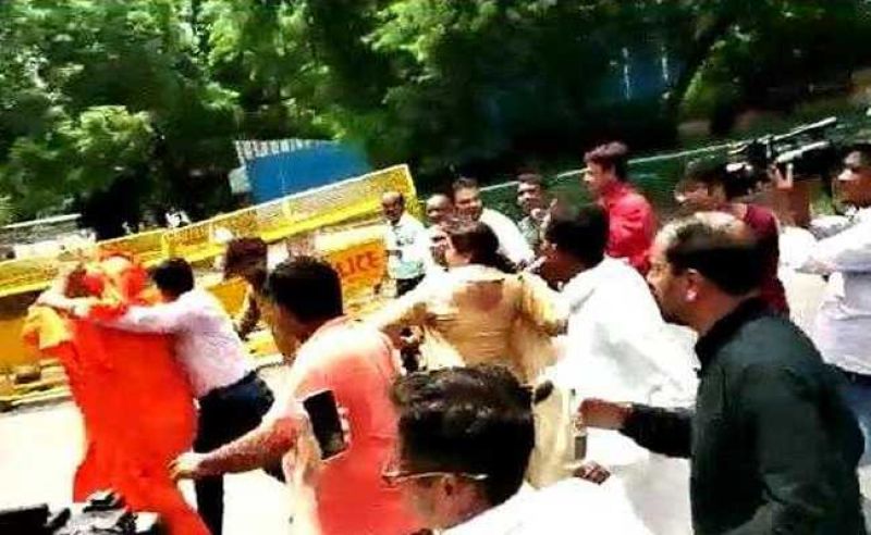 atal bihari vajpayee funeral manhandling with swami agnivesh in bjp head quarter atal bihari vajpayee funeral manhandling with swami agnivesh in bjp head quarter