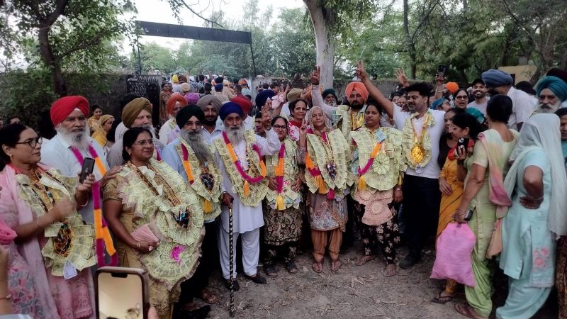 ਹਲਕਾ ਭੁੱਲਥ ਦੇ ਪਿੰਡ ਸੀਕਰੀ ਤੋਂ ਇੰਦਰਜੀਤ ਕੌਰ ਬਣੇ ਪਿੰਡ ਦੇ ਸਰਪੰਚ ਪਿੰਡ ਵਸੀਆ ਨੇ ਖੁਸ਼ੀ ਜਿਤਾਈ ਨਵੇਂ ਬਣੇ ਮੈਂਬਰ ਸਮੇਤ ਸਰਪੰਚ ਦਾ ਸਨਮਾਨ ਕਰਦੇ ਹੋਏ ਪਿੰਡ ਵਾਸੀ ਹਲਕਾ ਭੁੱਲਥ ਦੇ ਪਿੰਡ ਸੀਕਰੀ ਤੋਂ ਇੰਦਰਜੀਤ ਕੌਰ ਬਣੇ ਪਿੰਡ ਦੇ ਸਰਪੰਚ ਪਿੰਡ ਵਸੀਆ ਨੇ ਖੁਸ਼ੀ ਜਿਤਾਈ ਨਵੇਂ ਬਣੇ ਮੈਂਬਰ ਸਮੇਤ ਸਰਪੰਚ ਦਾ ਸਨਮਾਨ ਕਰਦੇ ਹੋਏ ਪਿੰਡ ਵਾਸੀ