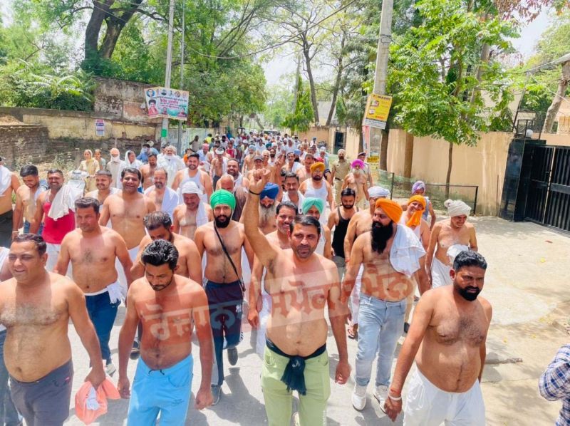 Ambala: Sugarcane farmers protest 