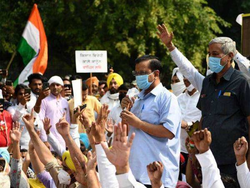 Kejriwal joins Punjab AAP's protest at Jantar Mantar 