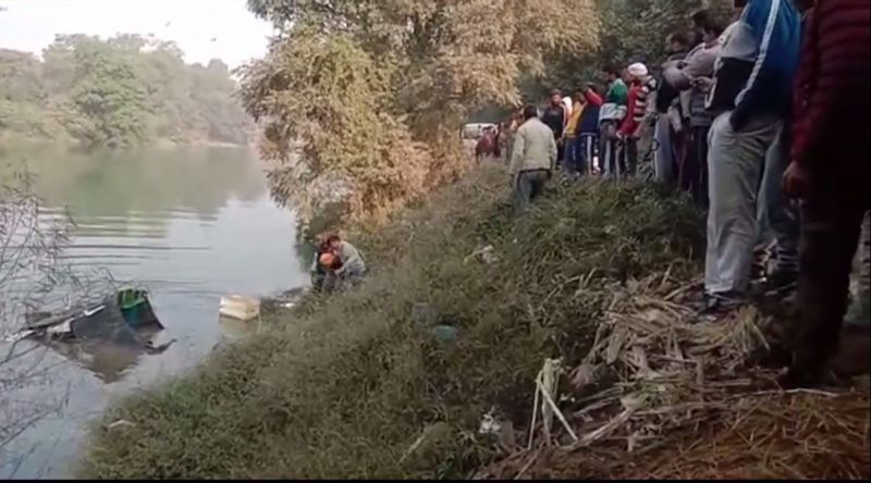 The bus crashed into an auto canal full of schoolgirls