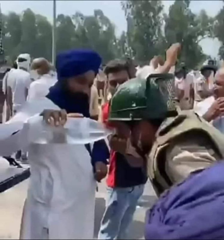 ਪੁਲਿਸ ਕਰਮਚਾਰੀਆਂ ਨੂੰ ਪਾਣੀ ਪਿਲਾ ਰਿਹਾ ਸਿੱਖ ਵਿਅਕਤੀ