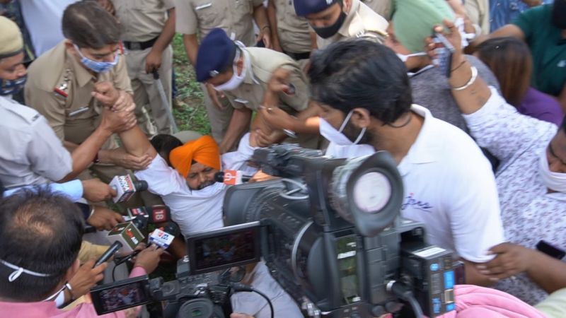 AAP protests in front of Capt Amarinder Singh's residence against scholarship scam