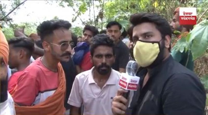 Punjab youth crazy for singers during protest 