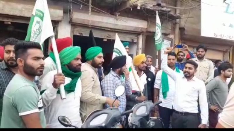 Farmers and Congress Workers oppose Harsimrat Kaur Badal