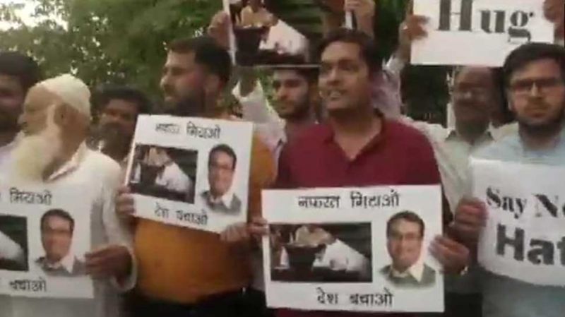 congress workers hug