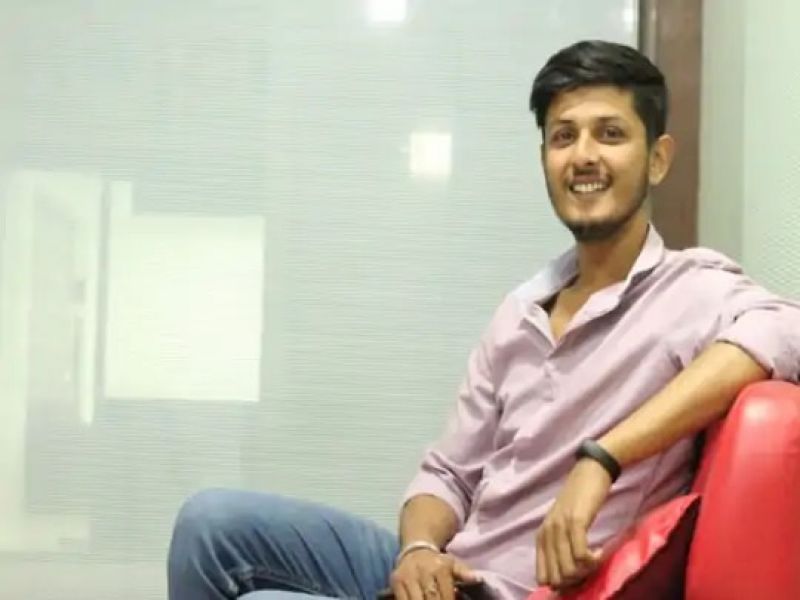 After leaving UPSC, the young man started selling tea with his friend