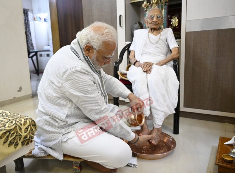 PM Modi with Mother Heeraben Modi