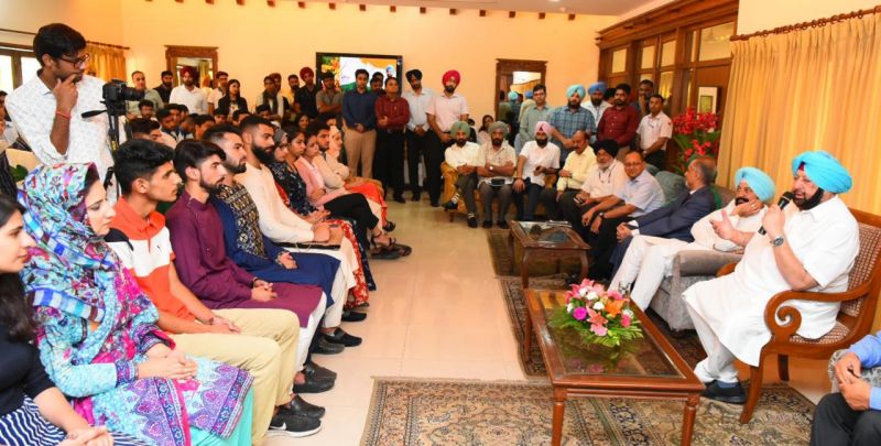 Captain Amarinder Singh hosts Kashmiri students on Eid