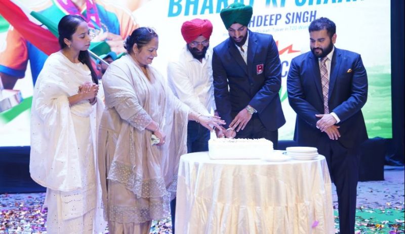 Cricketer Arshdeep Singh reached Chandigarh University newsCricketer Arshdeep Singh reached Chandigarh University news Cricketer Arshdeep Singh reached Chandigarh University newsCricketer Arshdeep Singh reached Chandigarh University news