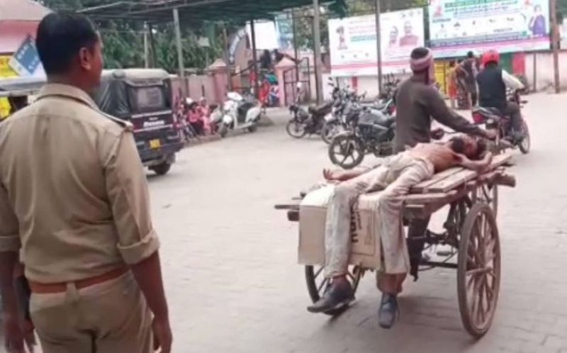 Ambulance not found the policeman, took the injured to the hospital on the rehri