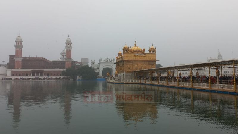 Sangat paying obeisance at Sri Harmandir Sahib 