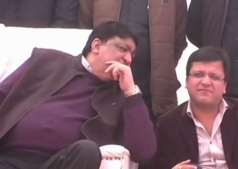 Liquor Bottles distributes in BJP rally in Hardoi