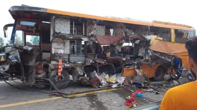 A terrible collision between two double-decker buses on the Purvanchal Expressway, 8 passengers died