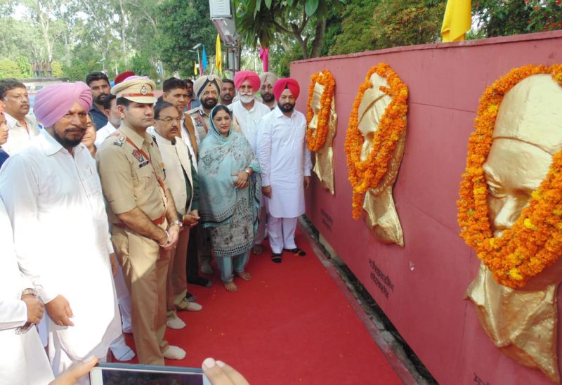 Cabinet Minister Gurpreet Singh Kangar hoist flag at Ferozpur