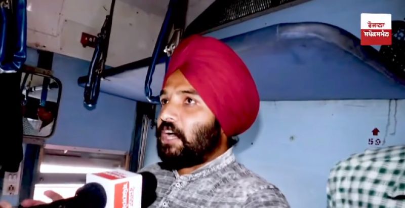 Farmers stop train in Sirhind Farmers stop train in Sirhind