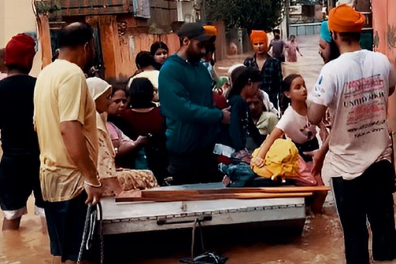 United Sikhs volunteers in Flood Affected Areas
