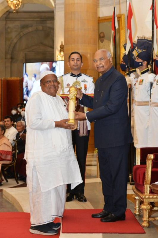 President Kovind presents Padma Shri to Shri Abdulkhader Imamsab Nadakattin for Grassroots Innovation