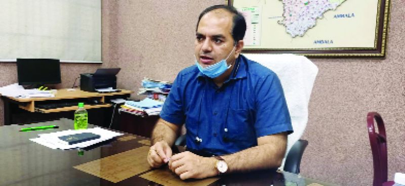 ਐੱਸਡੀਐਮ ਪੰਚਕੂਲਾ ਧੀਰਜ ਚਹਿਲ ਰੈਣ ਬਸੇਰਿਆਂ ਬਾਰੇ ਜਾਣਕਾਰੀ ਦਿੰਦੇ ਹੋਏ।