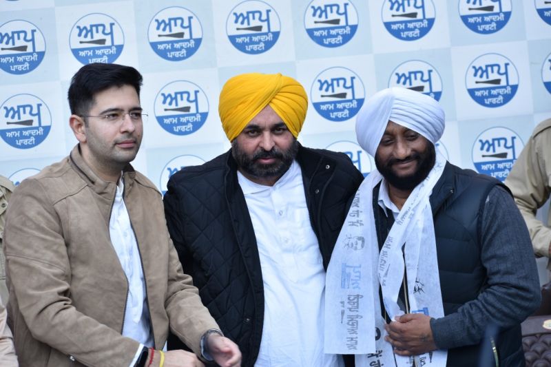 Former Mohali Mayor Kulwant Singh joins AAP, welcomed by Bhagwant Mann