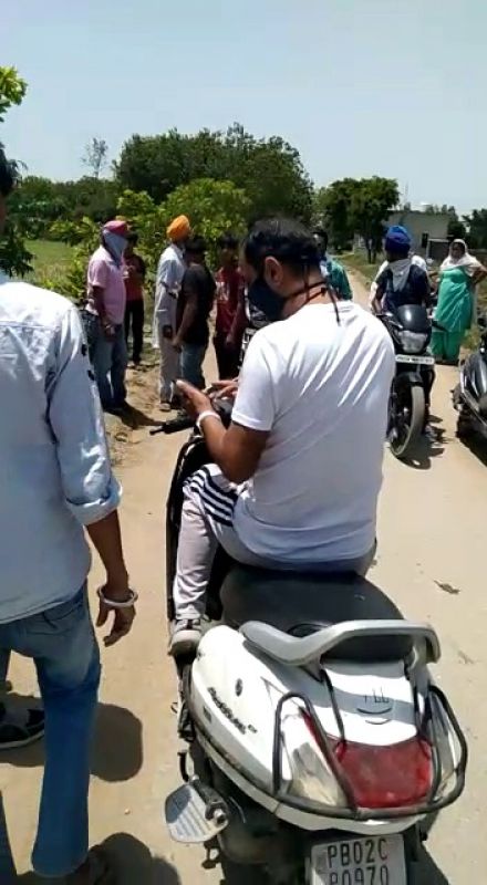 Robbers cut youth's hand