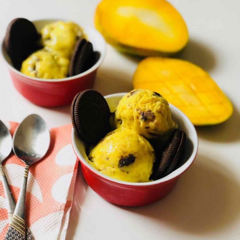 Make mango ice cream with biscuits