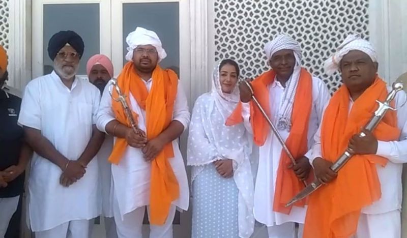 Sonia Mann and Rakesh Tikait son at Sri Harmandir sahib