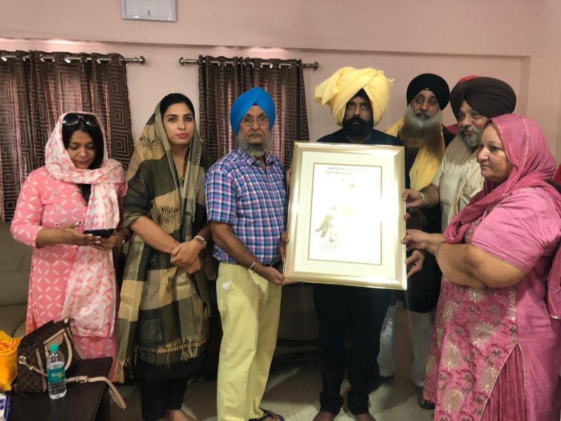 Sikh offered diamond studded kalgi at takht Sri Patna Sahib Sikh offered diamond studded kalgi at takht Sri Patna Sahib