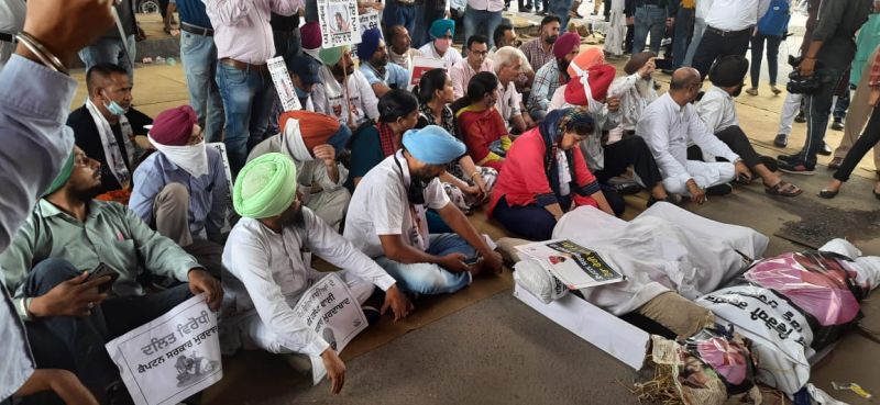 Aam Aadmi Party burns effigies of Captain and Bittu