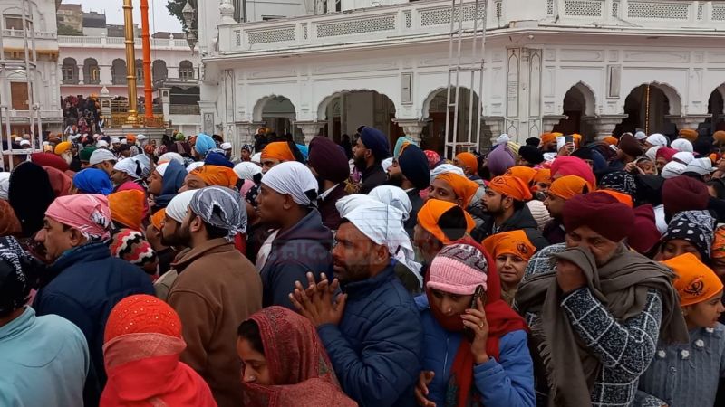 Sangat paying obeisance at Sri Harmandir Sahib 