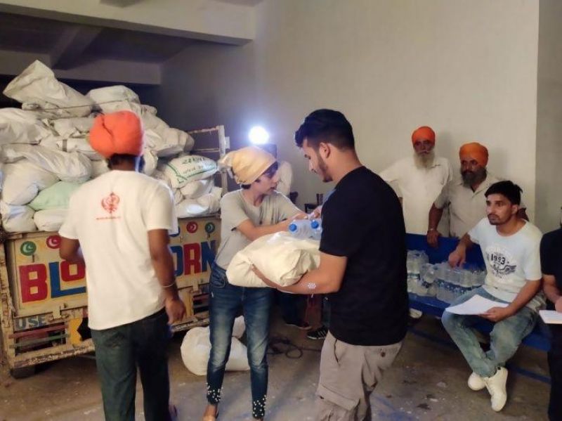 Khalsa Aid Distributes Essential Items & Money Among 300 Kashmiri Students Khalsa Aid Distributes Essential Items & Money Among 300 Kashmiri Students